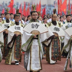 鄭州大學(xué)運(yùn)動會開幕式不斷感受穿越
