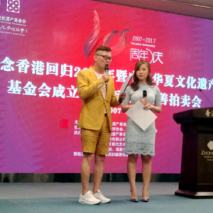 浙江現(xiàn)代畫院藝術(shù)家，熱心公益事業(yè)受好評