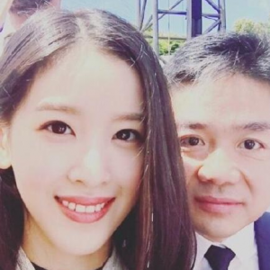 章澤天亮相巴黎時裝周，粉絲：她稍微一打扮就很驚艷