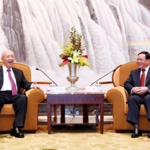 始終秉持“兩岸一家親”！李強(qiáng)會(huì)見(jiàn)國(guó)民黨榮譽(yù)主席吳伯雄