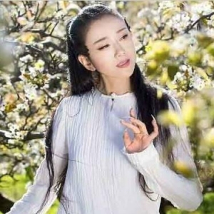 60歲楊麗萍帶來絢麗舞蹈，謝幕時的一幕讓人心疼，但她卻保持微笑