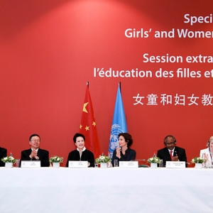 彭麗媛出席聯(lián)合國(guó)教科文組織女童和婦女教育特別會(huì)議