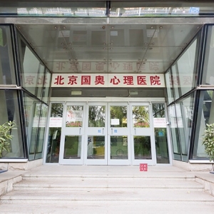 世界上最遙遠的距離就是我坐在你對面，你卻在玩手機