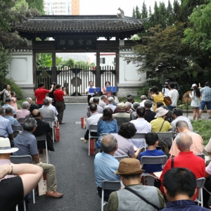 歷史的豐碑——《“華東人民革命大學賦”紀念碑揭幕儀式》在復旦大學舉行，為黨的生日和祖國生日獻了一份厚禮，中國郵政發(fā)行郵資明信片祝賀