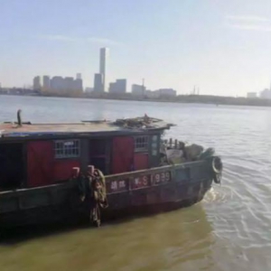 一家三口從江蘇搭貨船“偷渡”來滬   欲從徐匯濱江上岸被群眾制止，結果你懂的！