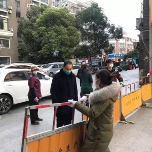 給力！松江區新橋鎮村鎮辦為開放式小區的防疫工作再上一把鎖