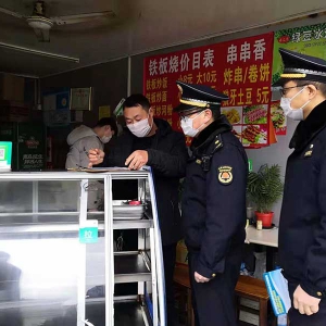 松江經(jīng)開區(qū)城管“疫”不容辭做好沿街商鋪防疫管控