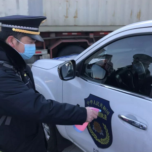 松江區城管督察隊員變身道口“守門員”守護上海西南門他們義無反顧