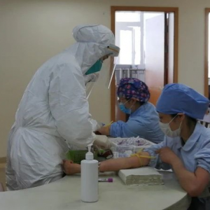 奉賢區(qū)中心醫(yī)院為全院工作人員提供免費(fèi)核酸檢測(cè)、抗體檢測(cè)