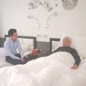 上海通俗文藝研究會(huì)秘書(shū)長(zhǎng)畢凌鋒一行趕赴桂花園探望劉松林會(huì)長(zhǎng)