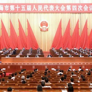 譜寫(xiě)人民城市新篇章！上海市十五屆人大四次會(huì)議閉幕，李強(qiáng)與龔正握手表示祝賀