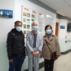 上鋼街道耀華社區第七黨支部趕赴新華醫院慰問劉松林會長