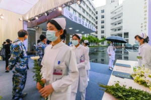 吳孟超為病人著想的醫者仁心 風雨難阻，市民自發吊唁精誠大醫