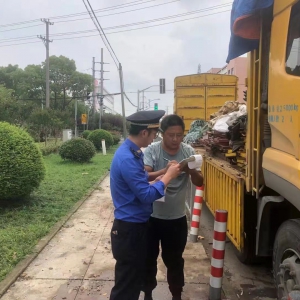 卡車賣了沒地放？小路堆物也不行！ ——松江區城管經開區中隊及時清除占道堆物