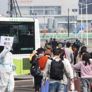 在上海市級、區(qū)級方艙內，援滬醫(yī)療隊、本地醫(yī)療隊夜以繼日奮戰(zhàn) 正循環(huán)！出院出艙數(shù)首超新增數(shù)